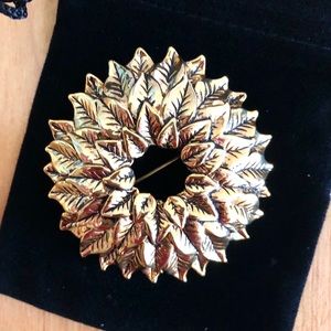 Monet Vintage Women's Gold 2 Inches Wide Wreath Brooch Size OS